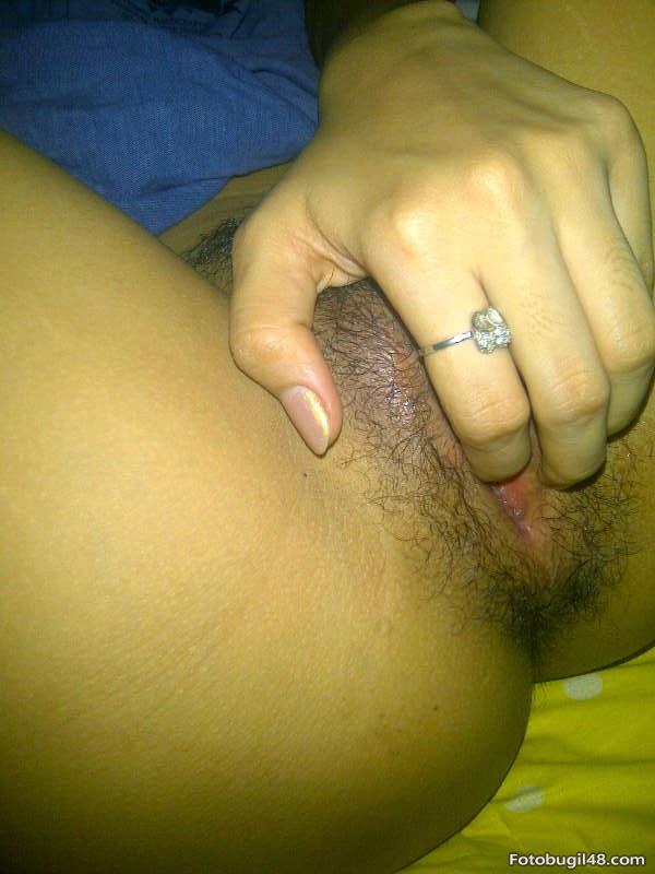 Foto Tante Girang Pegang PEPEK Sendiri Yang Lagi Basah
