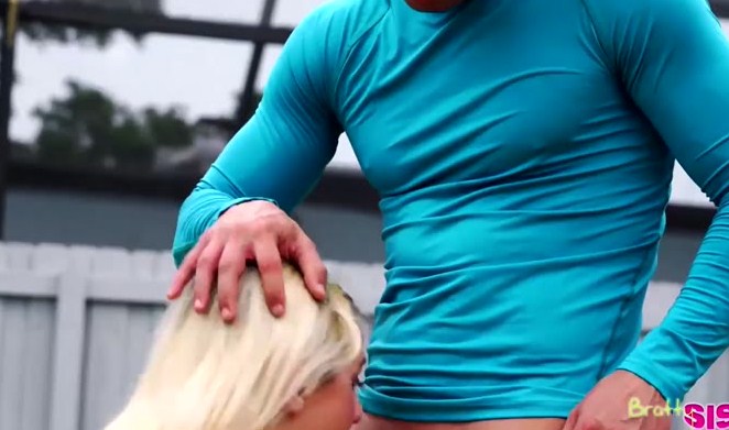 Adik Tiri Lagi Santai Bugil Pamer Memek