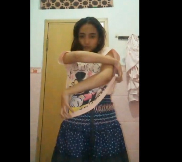 Sebelum Mandi Pamer Meki Berbulu Hot