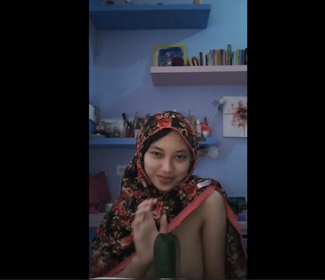 Abg Berjilbab Gosok Timun Ke Teteknya