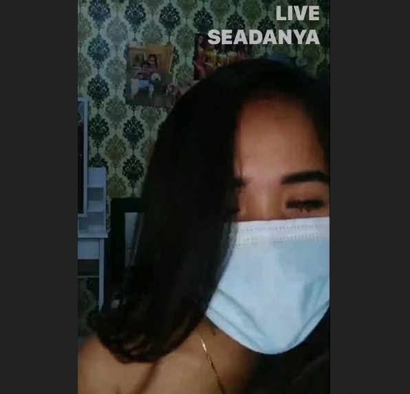 Sange Sambil Live Masukin Sosiz Ke Memek