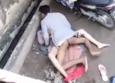 Viral Dua Sejoli Mesum Di Halaman Rumah