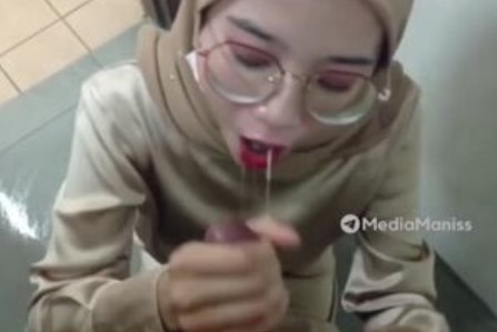 Skandal Guru Jilbab Suka Nyepong Crot Dimulut